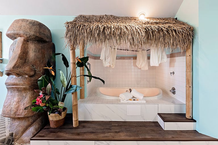 https://www.chateauavalonhotel.com/resourcefiles/room-images/tahitian-of-chateau-avalon-hotel-spa-and-lounge-kansas-01.jpg